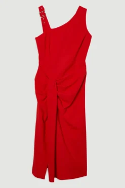 Robe ajustée à encolure asymétrique avec détails en fines bretelles