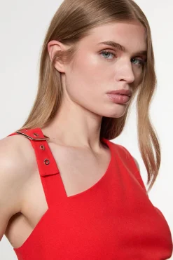Robe ajustée à encolure asymétrique avec détails en fines bretelles