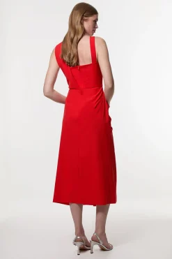 Robe ajustée à encolure asymétrique avec détails en fines bretelles