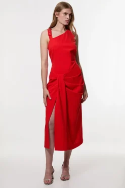 Robe ajustée à encolure asymétrique avec détails en fines bretelles
