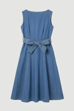 Robe Ajustée En Denim À Jupe Évasée Avec Ceinture