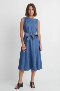 Robe Ajustée En Denim À Jupe Évasée Avec Ceinture
