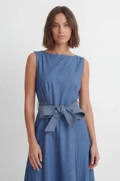 Robe Ajustée En Denim À Jupe Évasée Avec Ceinture