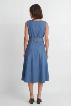 Robe Ajustée En Denim À Jupe Évasée Avec Ceinture