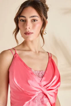 Robe Ajustée en Satin avec Insert en Dentelle