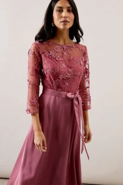 Robe Ajustée et Évasée d'Occasion en Satin avec Superposition de Mesh