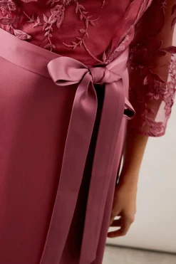 Robe Ajustée et Évasée d'Occasion en Satin avec Superposition de Mesh