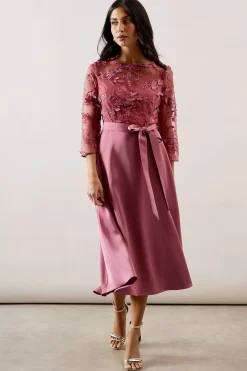 Robe Ajustée et Évasée d'Occasion en Satin avec Superposition de Mesh