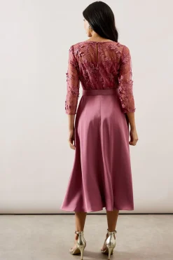Robe Ajustée et Évasée d'Occasion en Satin avec Superposition de Mesh