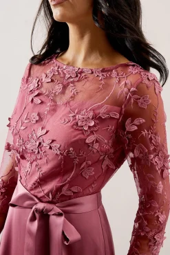 Robe Ajustée et Évasée d'Occasion en Satin avec Superposition de Mesh