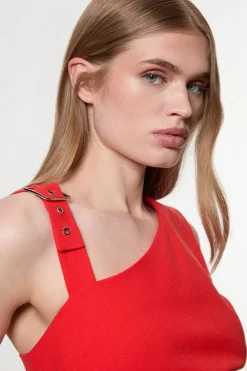 Robe ajustée pour petite taille à encolure asymétrique et détails en bretelles