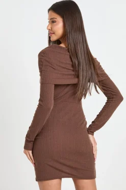 boohoo Robe Bardot À Épaules Dénudées En Maille Côtelée Froissée<Femme Looks Chocolat|Robes Patineuses