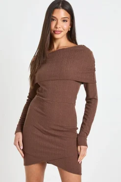 boohoo Robe Bardot À Épaules Dénudées En Maille Côtelée Froissée<Femme Looks Chocolat|Robes Patineuses