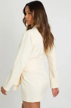 Robe blazer ajustée aux détails de ceinture