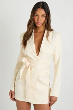 Robe blazer ajustée aux détails de ceinture