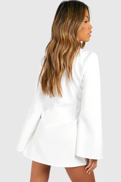 Robe blazer ajustée avec ceinture à nouer et détail boucle