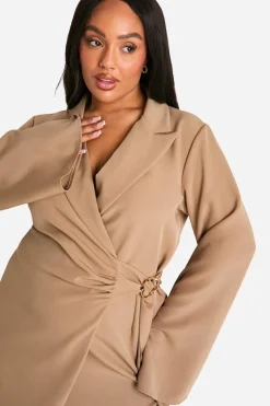 Robe blazer ajustée avec détail de boucle, ceinture à nouer et taille cintrée