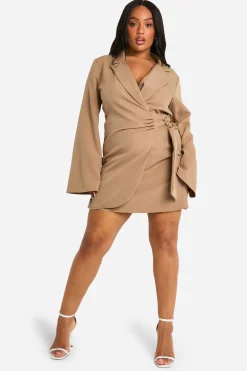 Robe blazer ajustée avec détail de boucle, ceinture à nouer et taille cintrée
