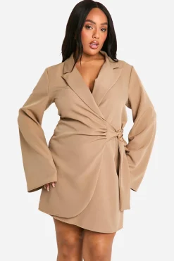 Robe blazer ajustée avec détail de boucle, ceinture à nouer et taille cintrée