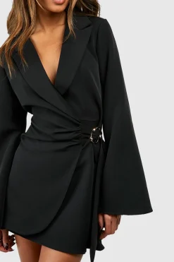 boohoo Robe blazer ajustée avec détails de boucle et ceinture nouée<Femme Tailleurs|Robes À Manches Longues