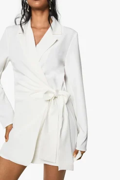 boohoo Robe blazer ajustée à drapé enveloppant<Femme Tailleurs|Robes À Manches Longues
