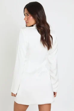 boohoo Robe Blazer Cintrée En Satin À Décolleté Plongeant Et Détail Boutonné À L'ourlet<Femme Tailleurs|Robes Courtes