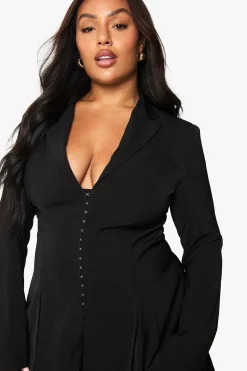 boohoo Robe Blazer Cintrée Grande Taille Avec Détail Agrafes Et Taille Marquée<Femme Tailleurs|Robes À Manches Longues