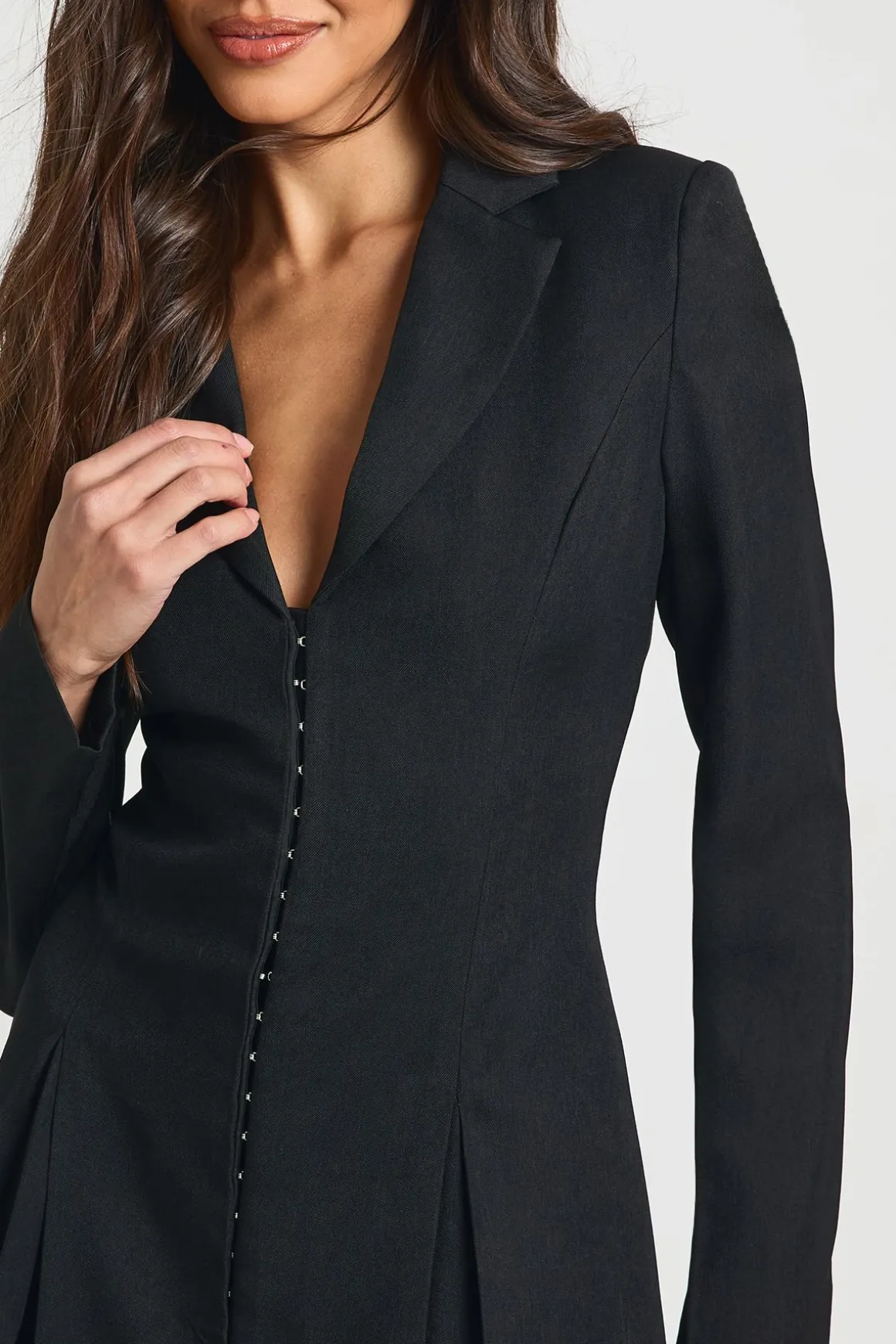 Robe Blazer Cintrée À La Taille Avec Détail De Crochets Et Agrafes Ajustée
