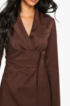 Robe blazer à coupe ajustée avec détail drapé