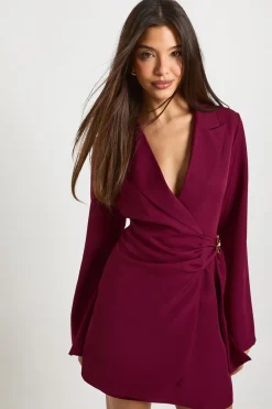 Robe blazer à détails de boucle et ceinture nouée