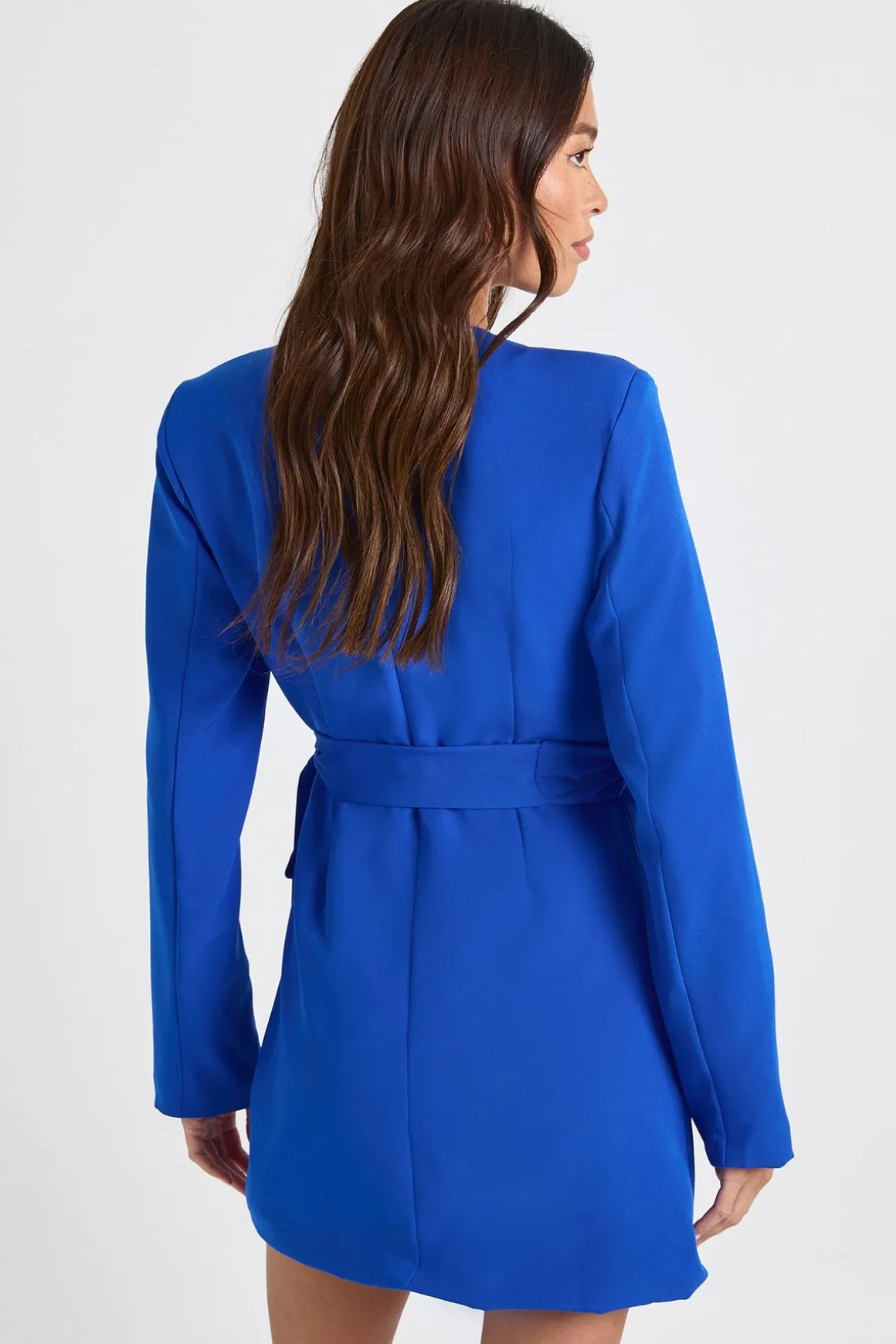 Robe blazer sans col à nouer sur le côté