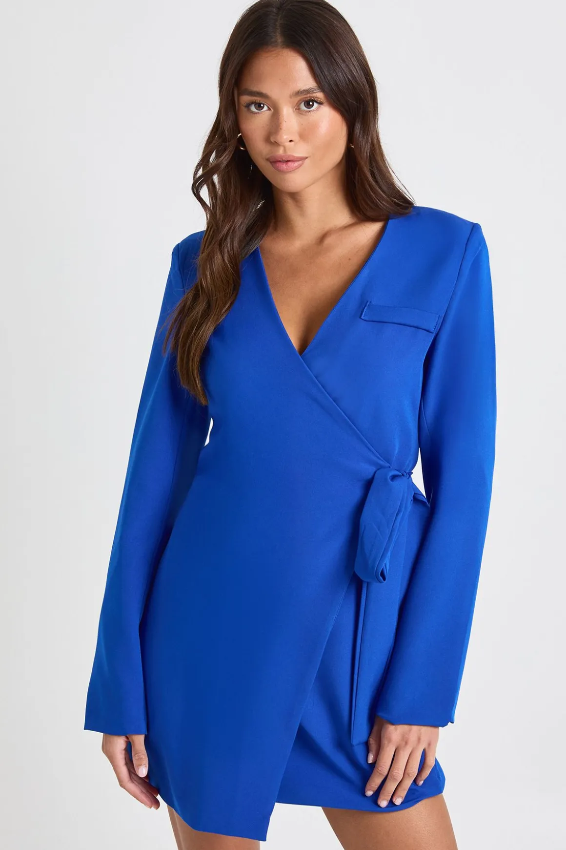 Robe blazer sans col à nouer sur le côté