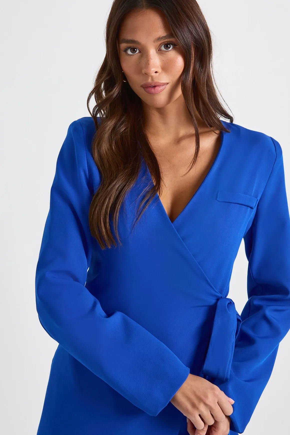 Robe blazer sans col à nouer sur le côté