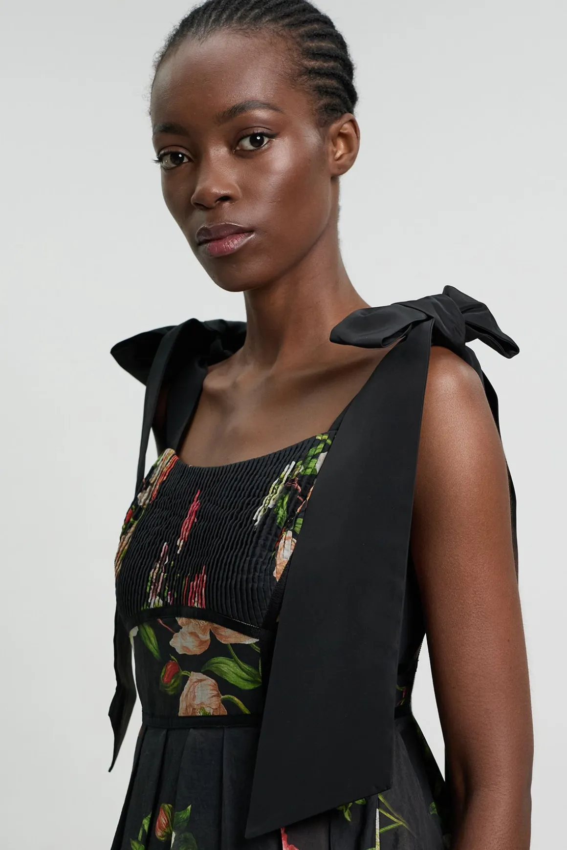 Robe à bretelles florale de printemps en soie et coton tissé