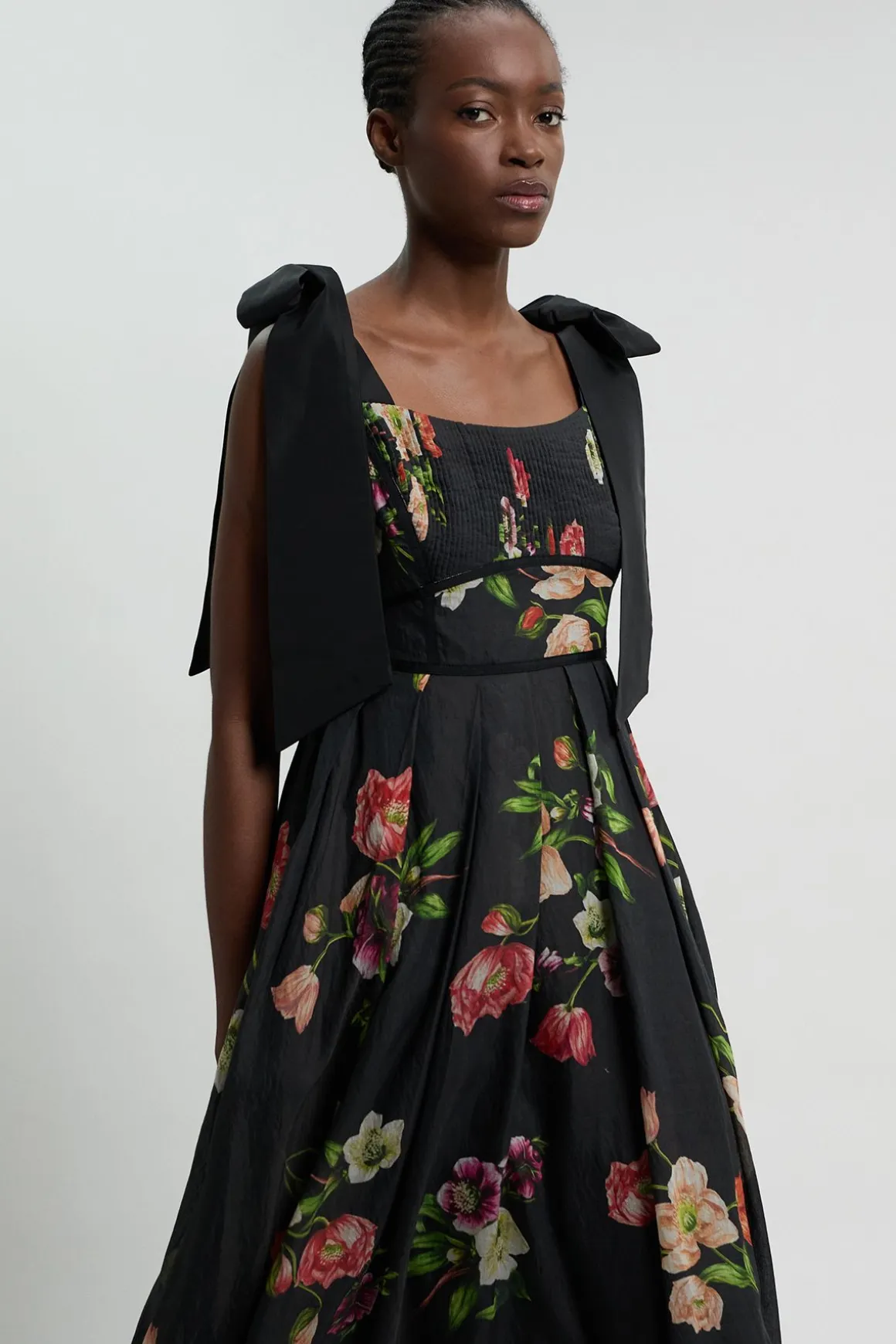 Robe à bretelles florale de printemps en soie et coton tissé