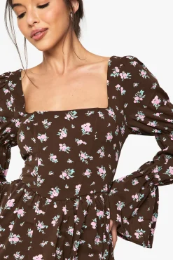 Robe champêtre corset fleurie à manches bouffantes