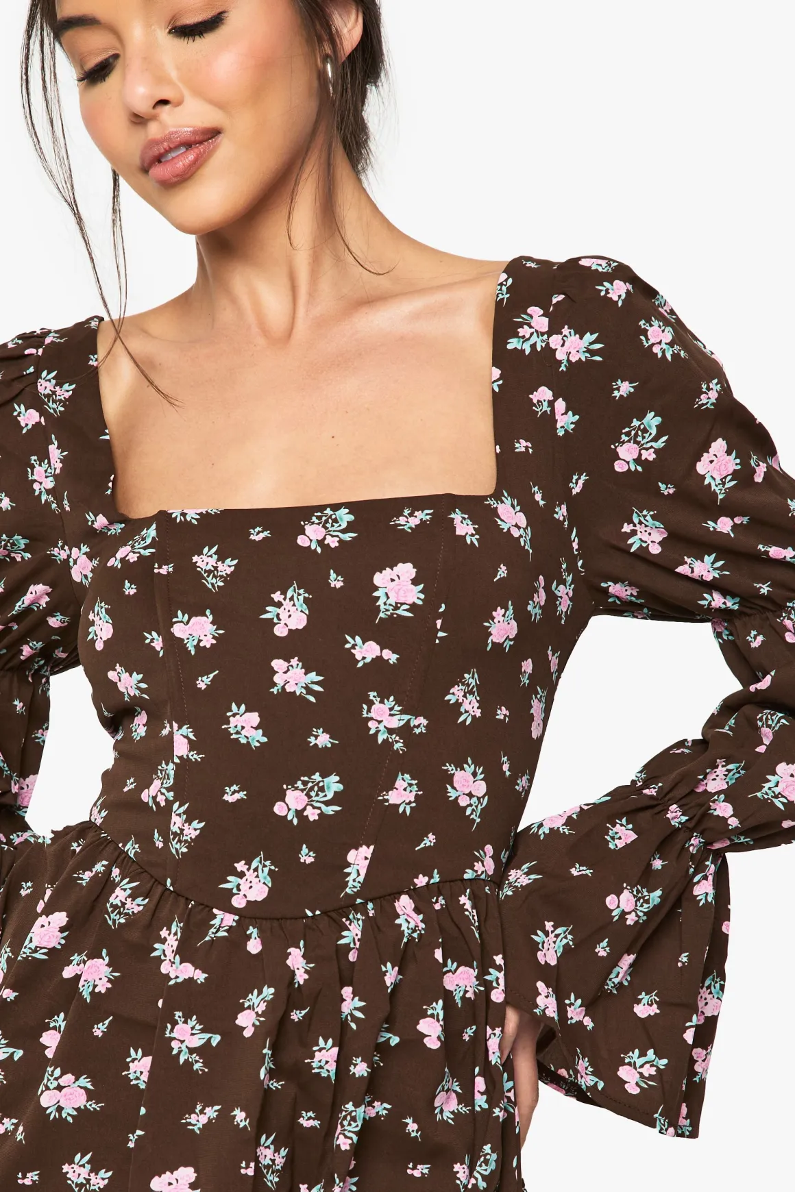 Robe champêtre corset fleurie à manches bouffantes