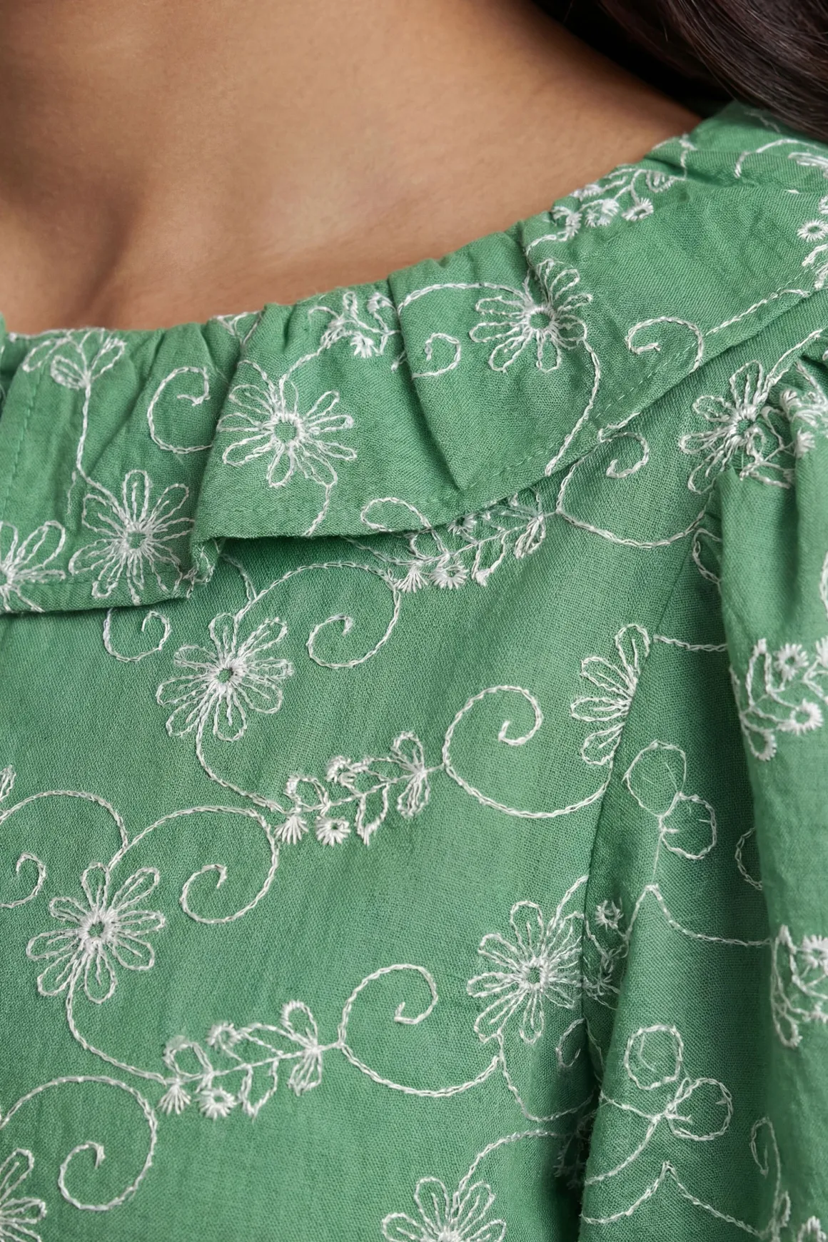 Robe Chemise Brodée À Manches Bouffantes Avec Ceinture Petite