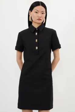 Robe-chemise courte en coton techno tissé avec fermoir en or