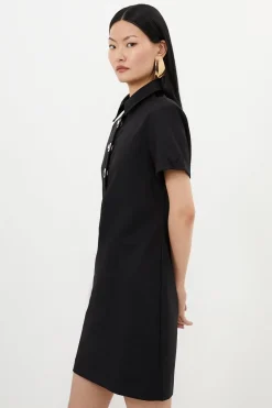 Robe-chemise courte en coton techno tissé avec fermoir en or