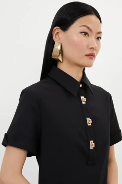 Robe-chemise courte en coton techno tissé avec fermoir en or