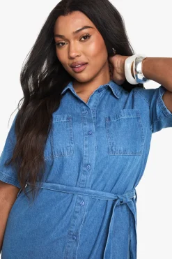 boohoo Robe chemise grande taille en chambray denim à ceinture nouée<Femme Denim|Denim