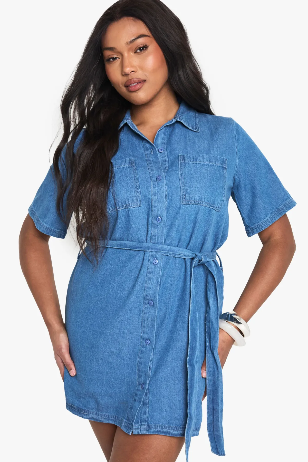 boohoo Robe chemise grande taille en chambray denim à ceinture nouée<Femme Denim|Denim