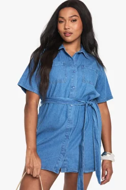 boohoo Robe chemise grande taille en chambray denim à ceinture nouée<Femme Denim|Denim
