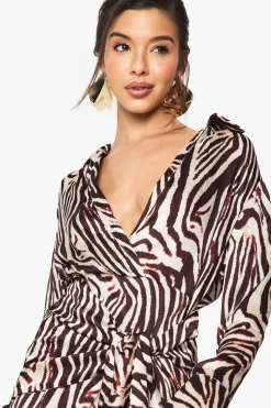 Robe-chemise à jupe enveloppante en satin zébré