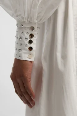 Robe Chemise Maxi En Satin De Coton Tissé À Clous Avec Manches Dramatiques