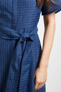 Robe Chemise Mi-Longue Ceinturée en Organza à Carreaux