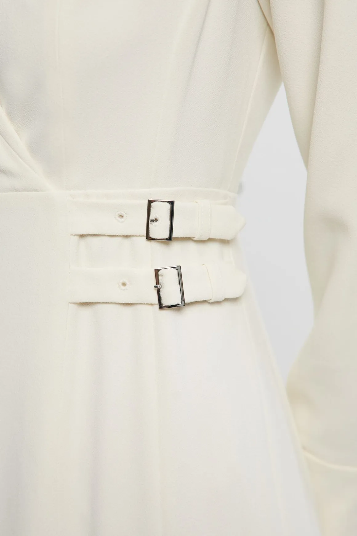 Robe Chemise Mi-Longue en Crêpe Ajustée avec Ceinture à Boucle