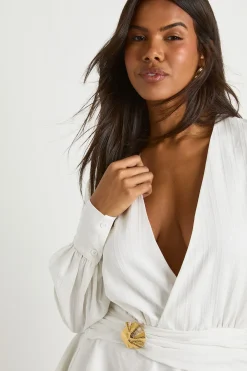 Robe chemise à ourlet tombant avec garniture dorée texturée