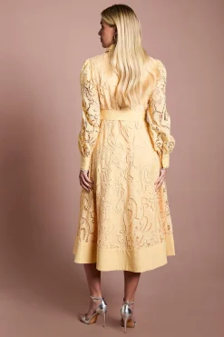 Robe Chemise Petite Brodée À Découpes Avec Ceinture